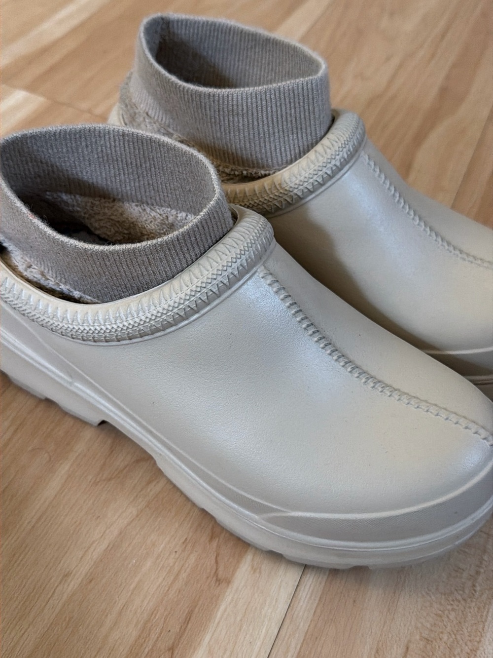 UGG Tasman X clogs in Neutral Tan - Picture 3 of 10